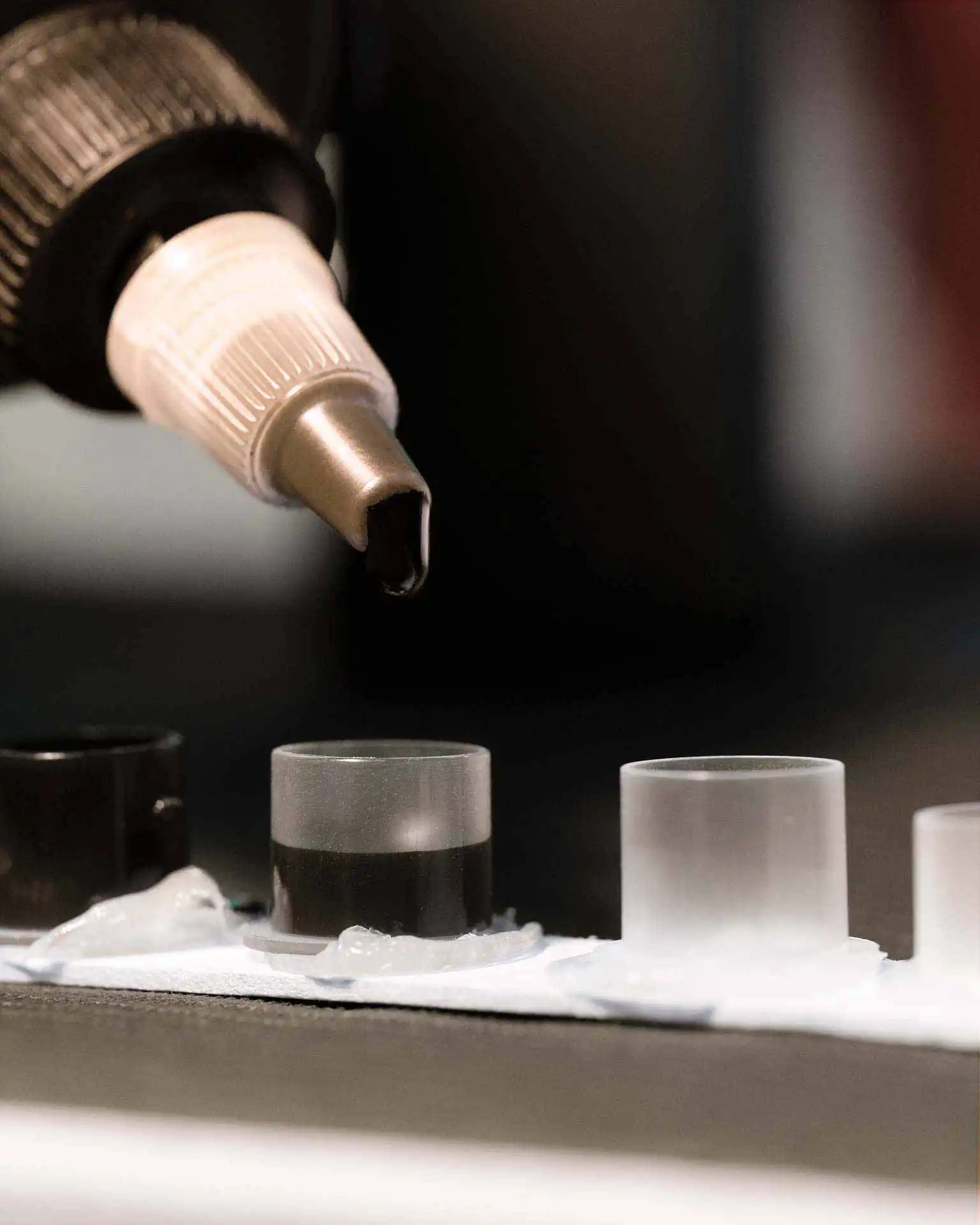 Gotas de pigmento preparadas con medidas de bioseguridad para procedimientos estéticos