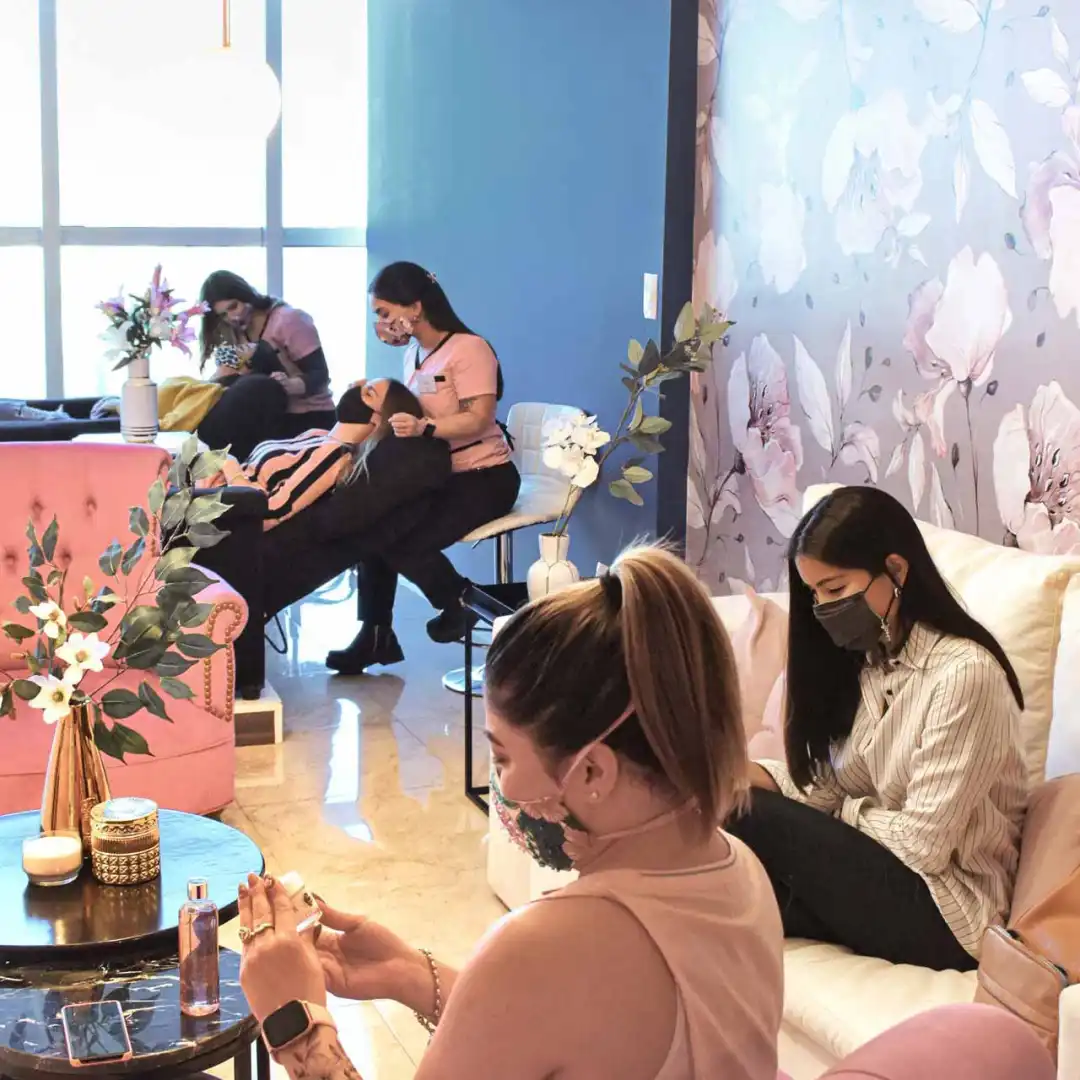 Nueva sucursal DR Estética en Plottier — fachada y equipo profesional.