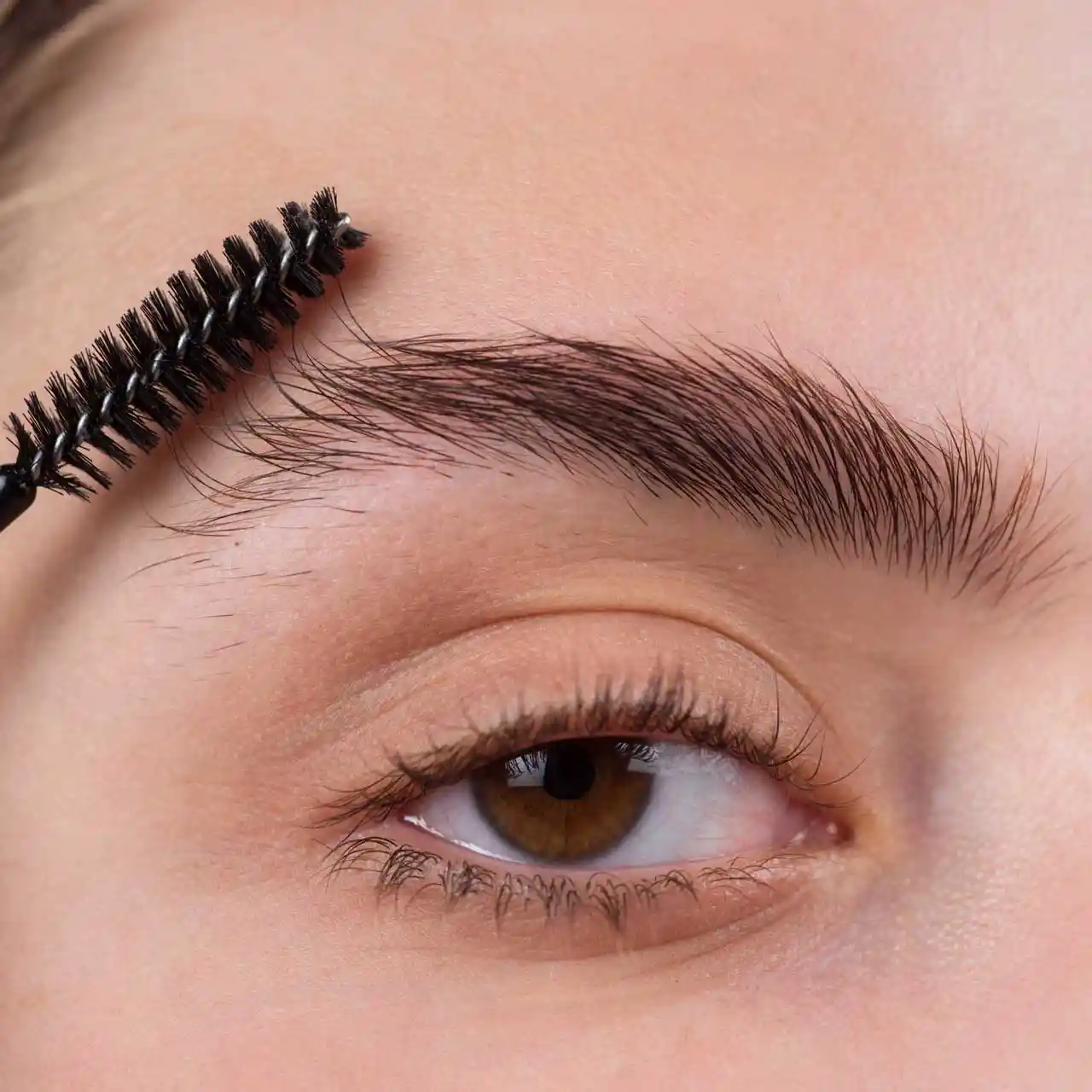 Preparando para un Microblading dando forma perfecta a las cejas