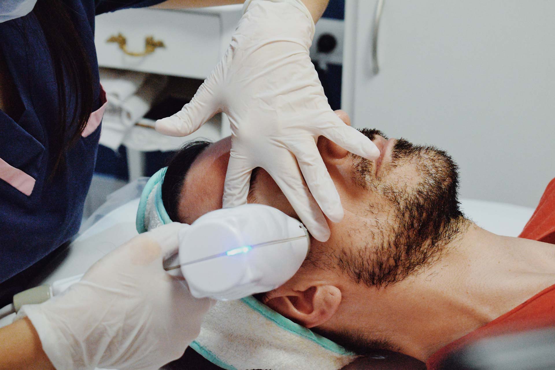 Imagen de tratamiento facial avanzado con tecnología de Radio Frecuencia